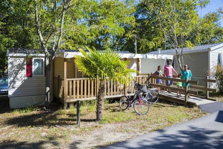 Location de vacances pour 8 personnes, avec bassin pour enfant ainsi que jacuzzi et terrasse au Cap Ferret
