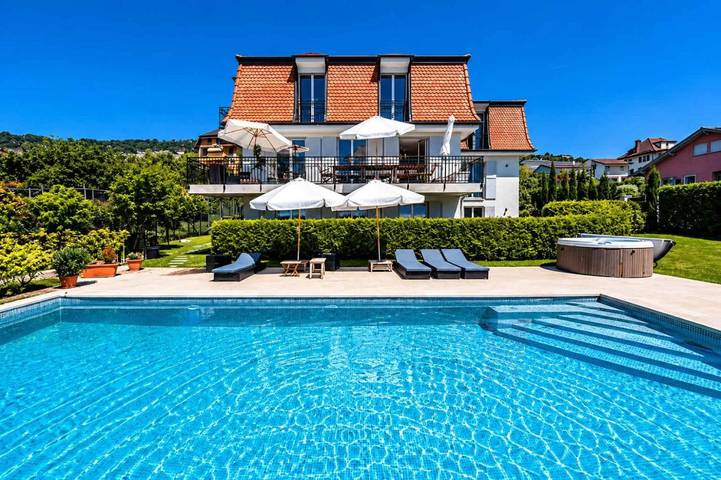 Location de vacances pour 10 personnes, avec piscine ainsi que jardin et jacuzzi à Corseaux