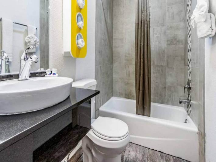 Ganze Wohnung, 2 Vollbetten | Ada/tub/micfridge in Fountain Valley, Orange County