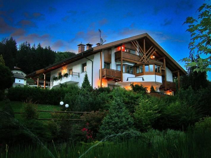 Ferienhaus für 4 Personen, mit Balkon und Whirlpool sowie Terrasse und Garten in Olang