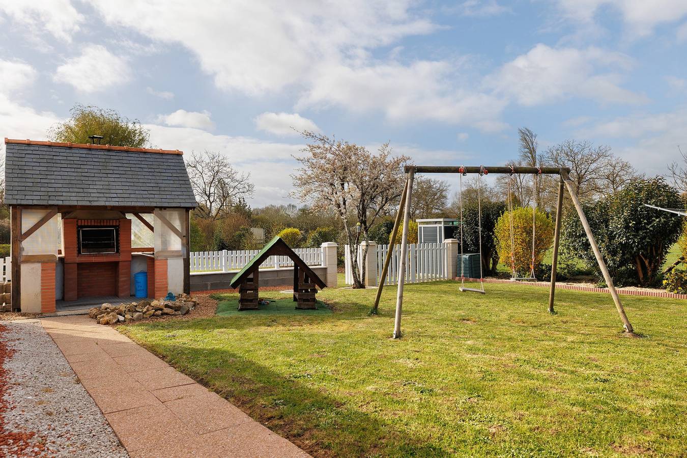 Maison de vacances 'O Gîte Bleu' avec piscine intérieure privée et chauffée in Huillé-Lézigné, Vallée de la Loire