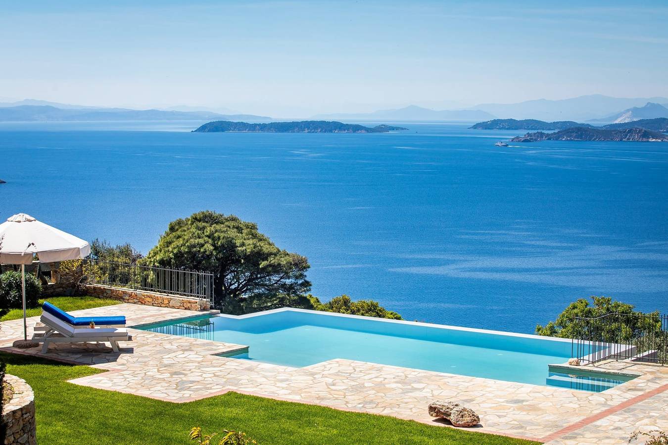 Villa Isyren, Divine Sea Views, Private Infinity Pool, Spacious Furnished Terrace, Skopelos in Sporades