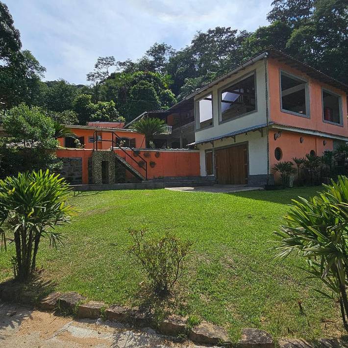 Casas e apartamentos de temporada para 3 pessoas, com vista e terraço e ainda jardim em Guapimirim