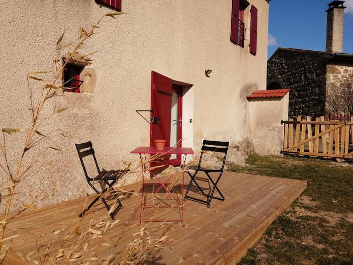 Location de vacances pour 2 personnes, avec Terrasse ainsi que Jardin et Vue à Saint-Victor (Ardèche)
