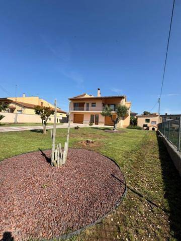 Four-Bedroom House in Navata, Oberampurien