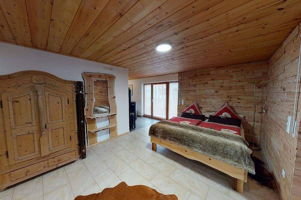 Ganze Wohnung, Feriendomizil mit Zirbenholz gestaltet. Sauna und großzügige Terrasse. in Zachenberg, Ostbayern