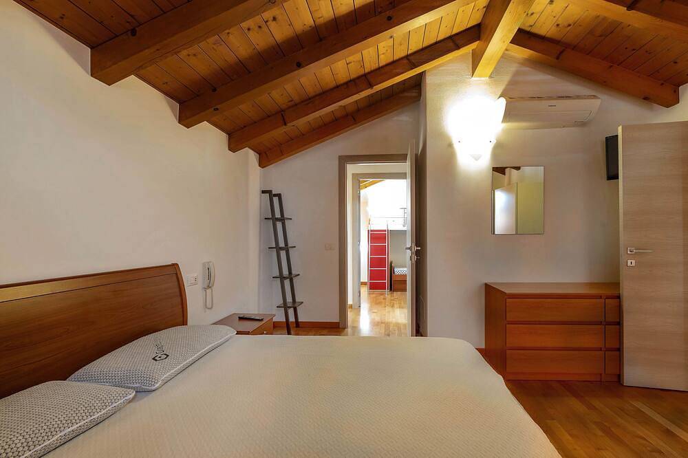 Ganze Wohnung, Dimora all'Angolo - modern und im Zentrum in Affi, Gardasee-Berge