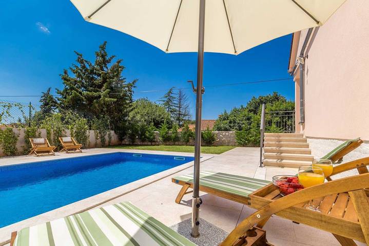 Villa für 6 Personen, mit Balkon und Balkon/Terrasse sowie Terrasse und Garten auf Krk