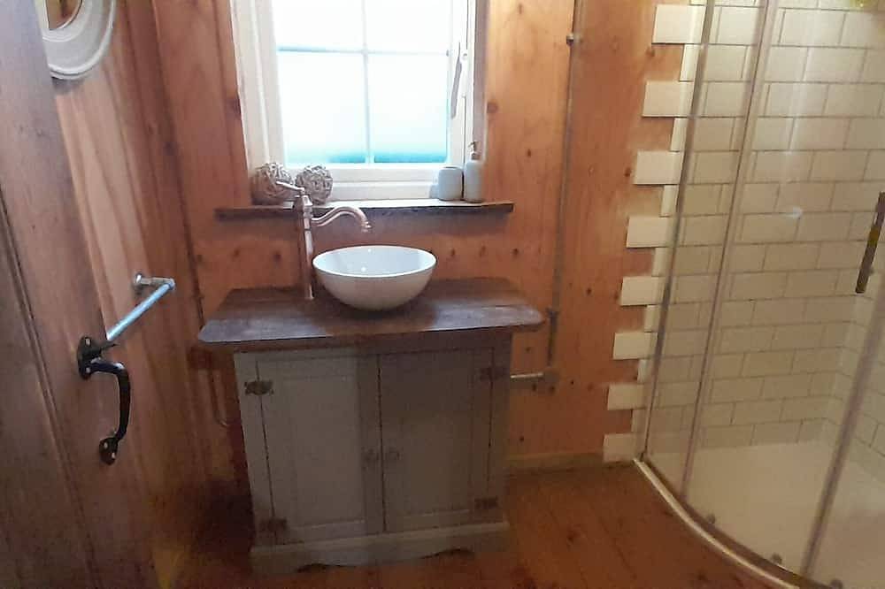 Cosy Lodge completely on your own in an acre of land. and will take 2 dogs in Hayton, Nottinghamshire