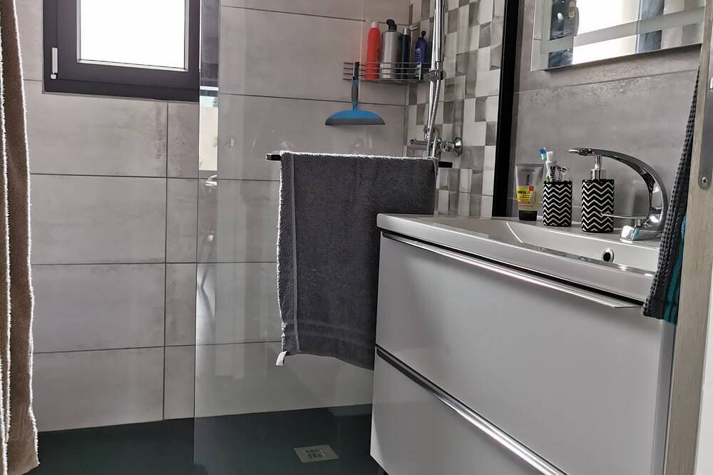 Chambre tout confort, salle d'eau et toilettes séparées 60€ la nuit in Plaissan, Région de Lodève