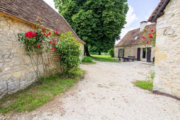 Location de vacances pour 8 personnes, avec terrasse ainsi que piscine et jardin à Bars - 2