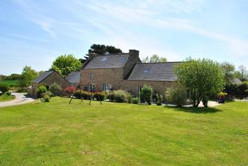 Gîte pour 8 personnes, avec piscine ainsi que jardin et vue, animaux acceptés à Plouguin