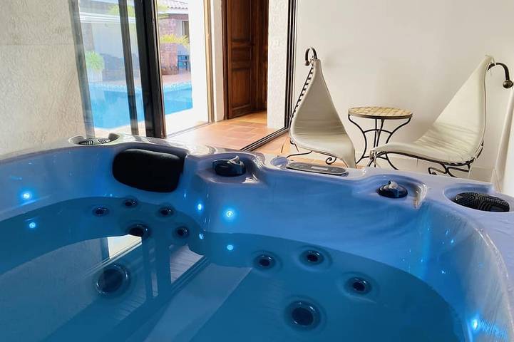 Location de vacances pour 2 personnes, avec jacuzzi et jardin ainsi que piscine et terrasse à La Crau