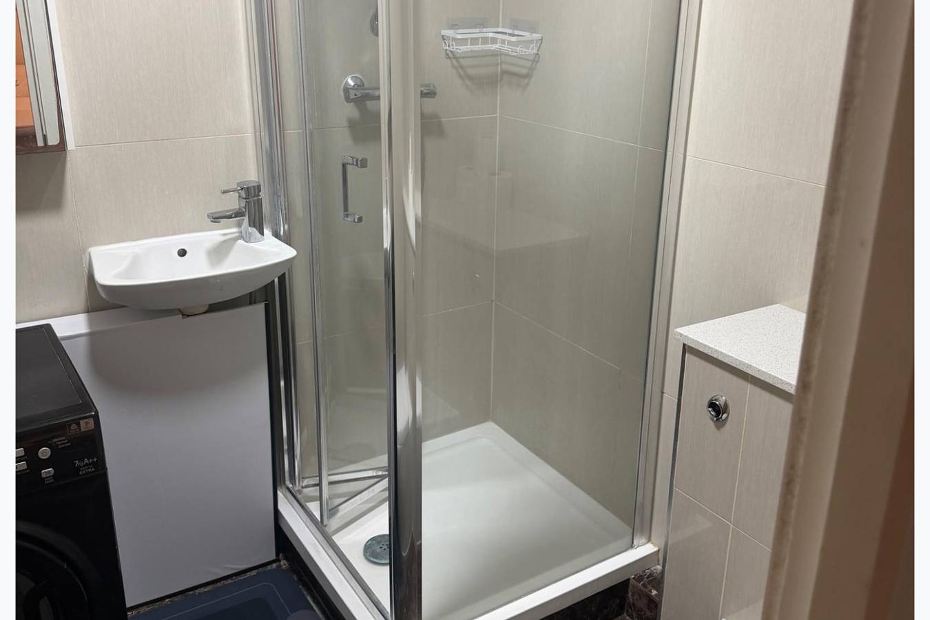 Entire holiday apartment, Cozy self contained studio flat in Ealing, London