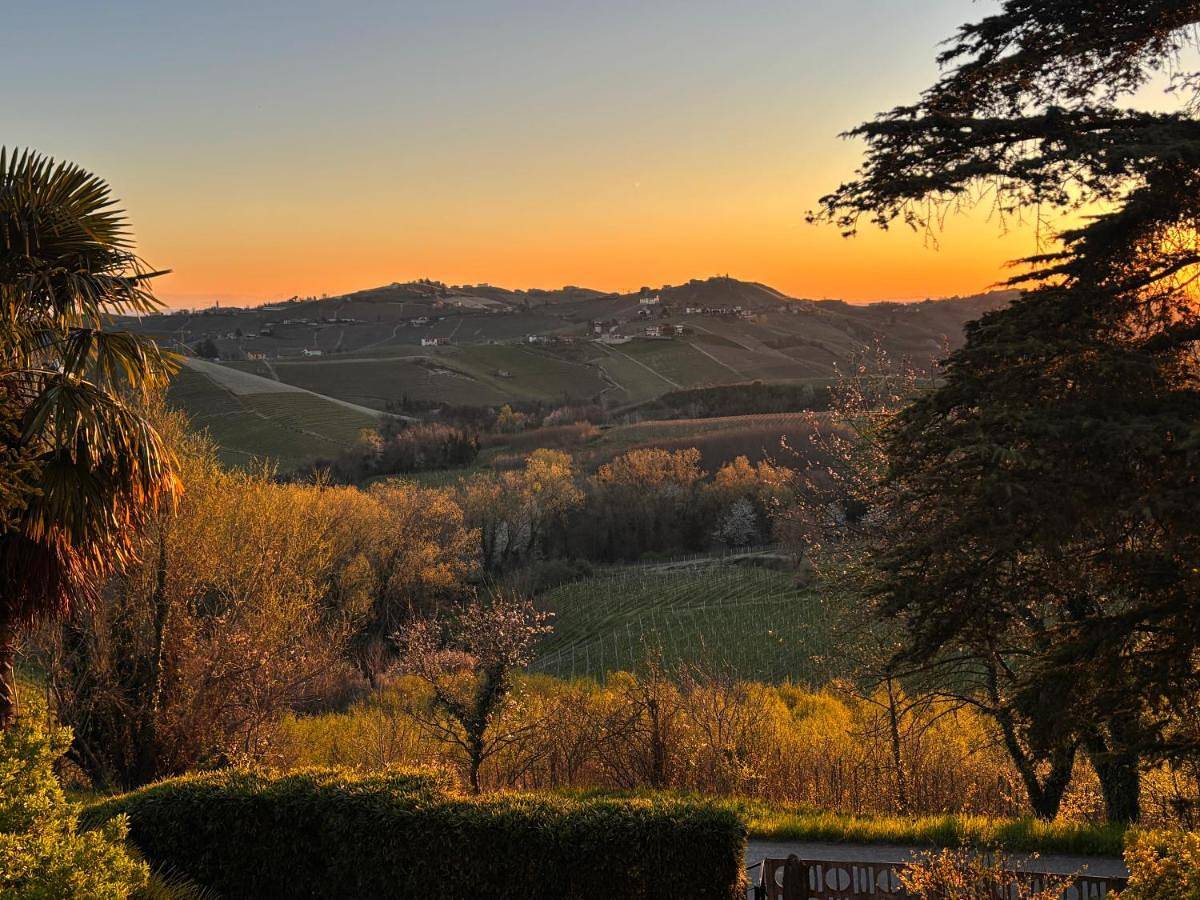 Relais Portaluna delle Langhe, Private Estate with Pool, 7 Bedrooms, Sleeps 18, Vineyard Views in Mango , Langhe