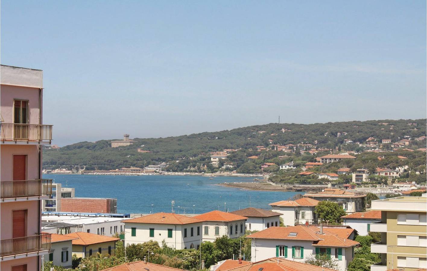 Ganze Ferienwohnung, Coastal Retreat: 70qm Apartment mit Klimaanlage, Terrasse und Meerblick (800m zum Strand) in Rosignano Solvay, Etruskische Küste