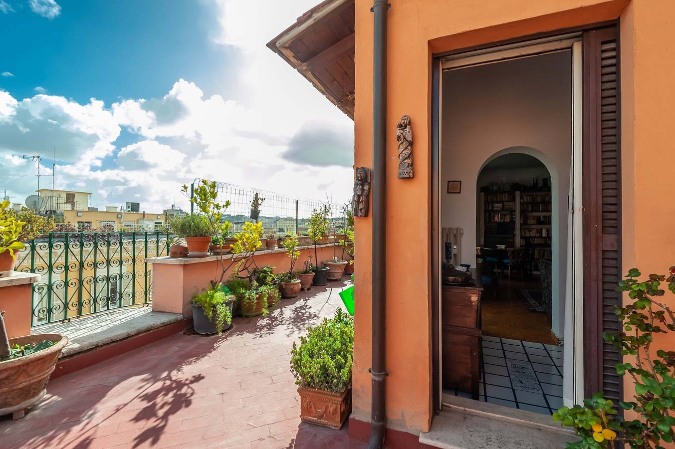 Entire apartment, Apartment 'Casa L'Incanto' with Private Terrace, Wi-Fi and Air Conditioning in Rome, Rome Province