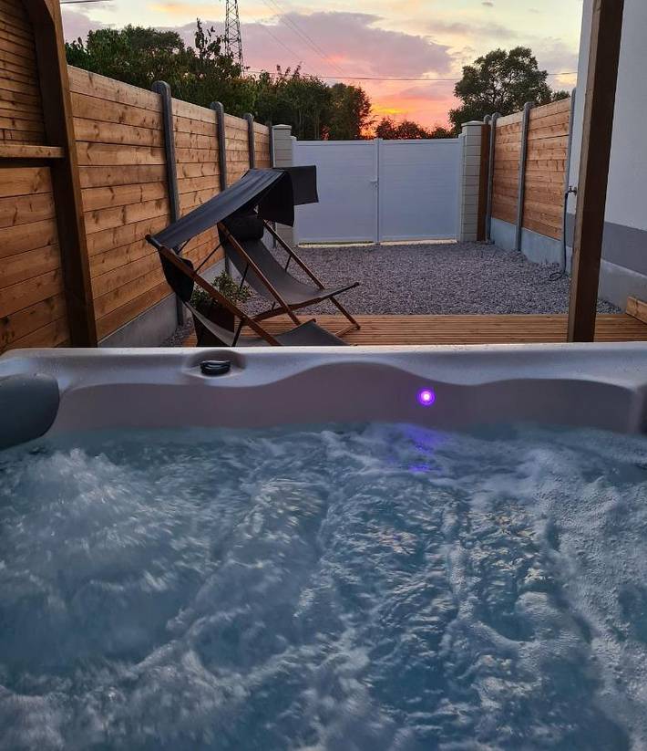 Gîte pour 4 personnes, avec terrasse ainsi que jardin et jacuzzi à Coulogne