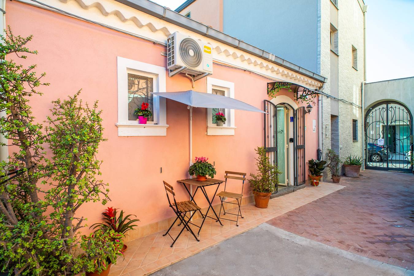 Appartamento intero, Appartamento di vacanza "Tropical Holiday House" con terrazza in comune e Wi-Fi in Catania, Catania e dintorni