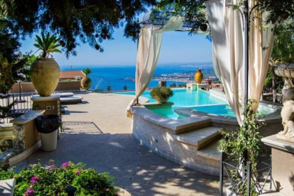 Atelier Taormina spacious guesthouse with pool in Taormina, Messina Province