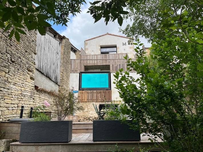 Location de vacances pour 10 personnes, avec piscine ainsi que vue et jardin à Arçais