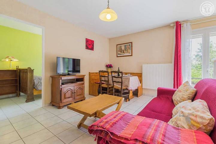 Gîte pour 4 personnes, avec jardin dans Francin
