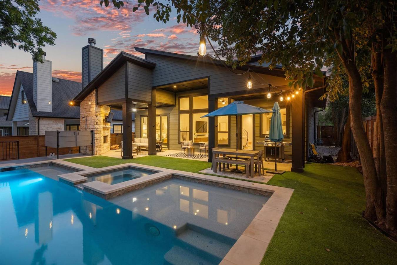 Zilker Homes | 2 Pools, Hot Tub, Fire Pits | Sleeps 18 in Austin, Condado de Travis