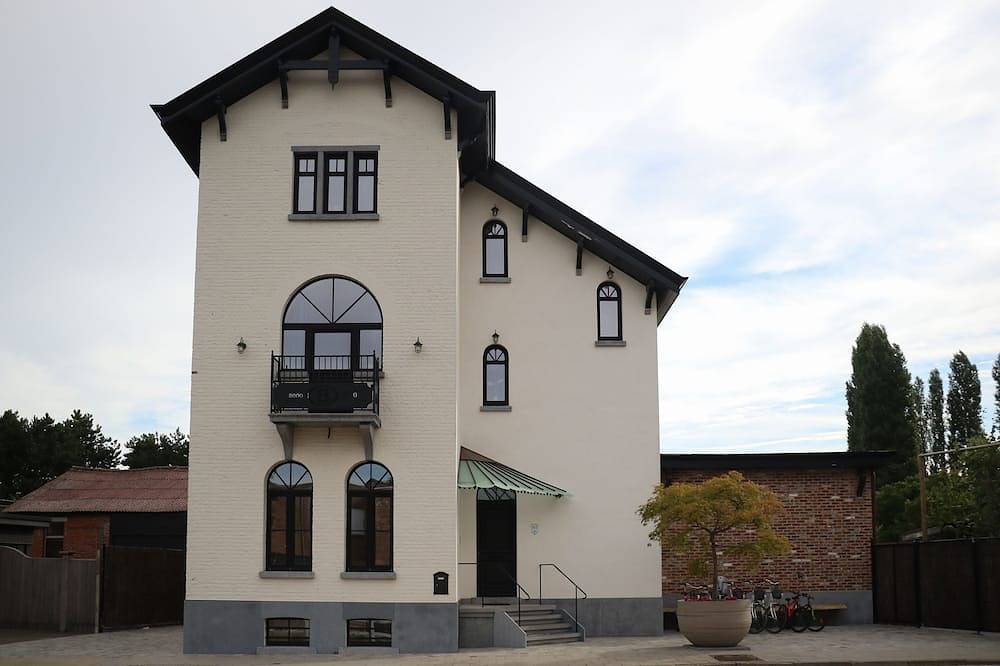 House of station master voiture 30 in Sijsele, Damme (Belgien)