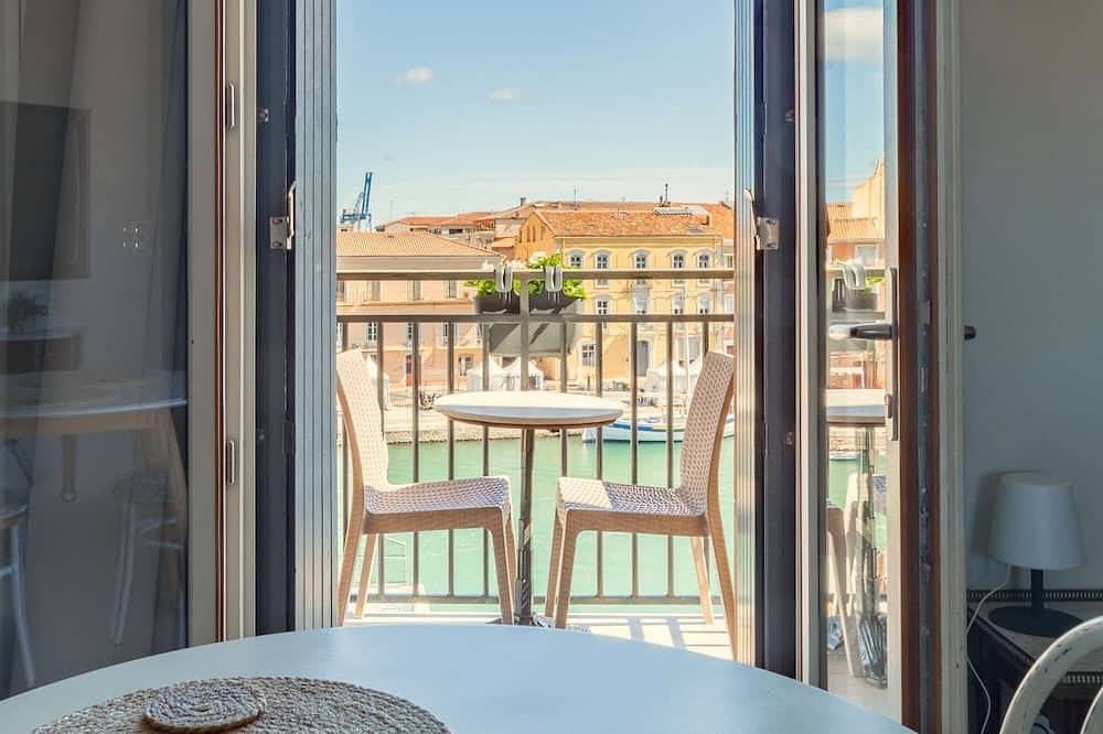 Appartement entier, Appartement rénové dans un petit immeuble au centre de Sète in Sète, Côte méditerranéenne (France)