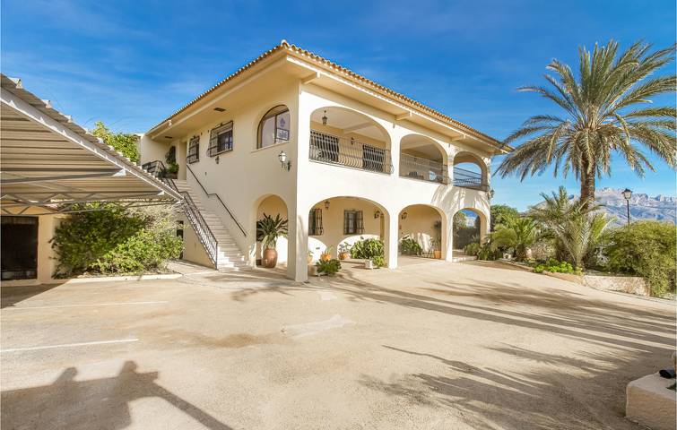 Casa de vacaciones para 17 personas, con jardín y jacuzzi además de piscina y terraza - 1