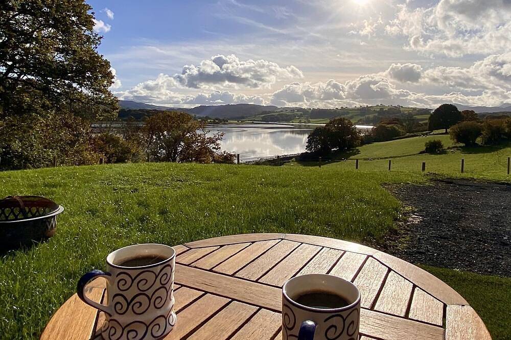 A quiet and cosy Shepherds Hut, with wood burning fire with scenic views in Conwy, Snowdonia