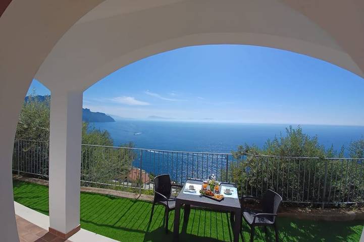 Minerva di Lone at 3 kms from Amalfi centre in Spiaggia Duoglio, Amalfi