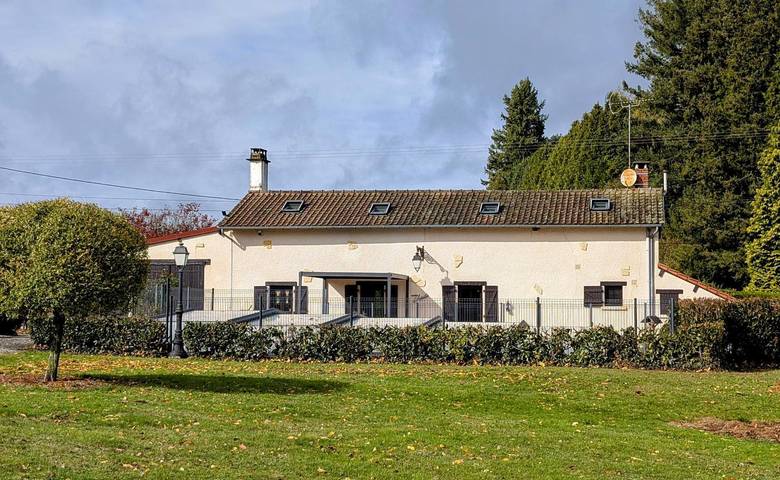 Gîte pour 6 personnes, avec terrasse ainsi que jardin et piscine à Le Châtenet-en-Dognon - 3