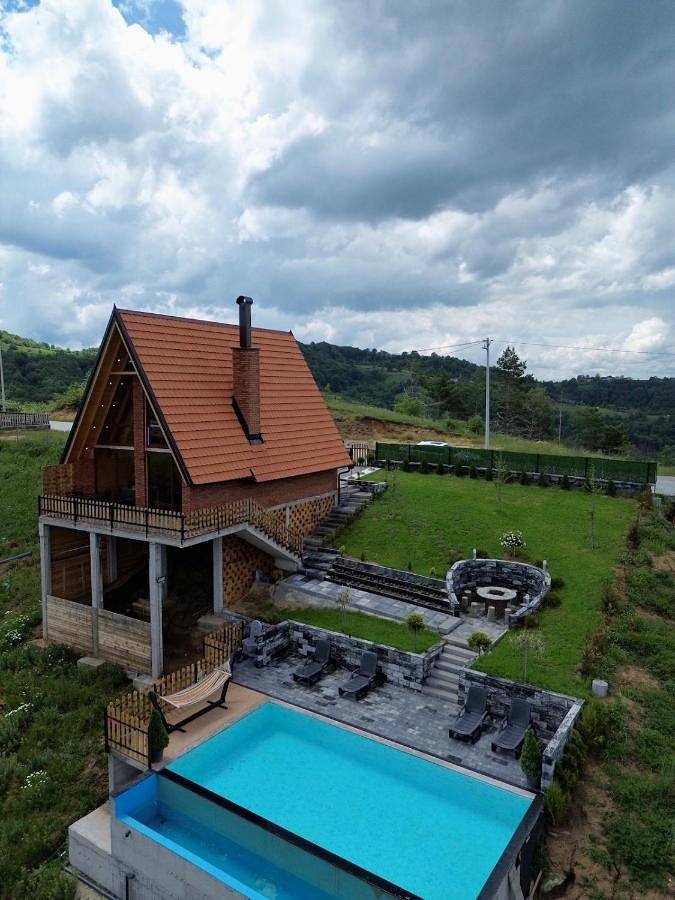 Villa für 6 Personen, mit Balkon und Terrasse sowie Pool und Ausblick in Kosovo