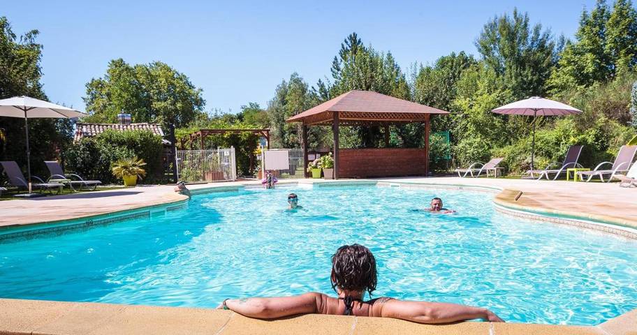 Camping pour 4 personnes, avec Jacuzzi et Terrasse ainsi que Jardin et Piscine