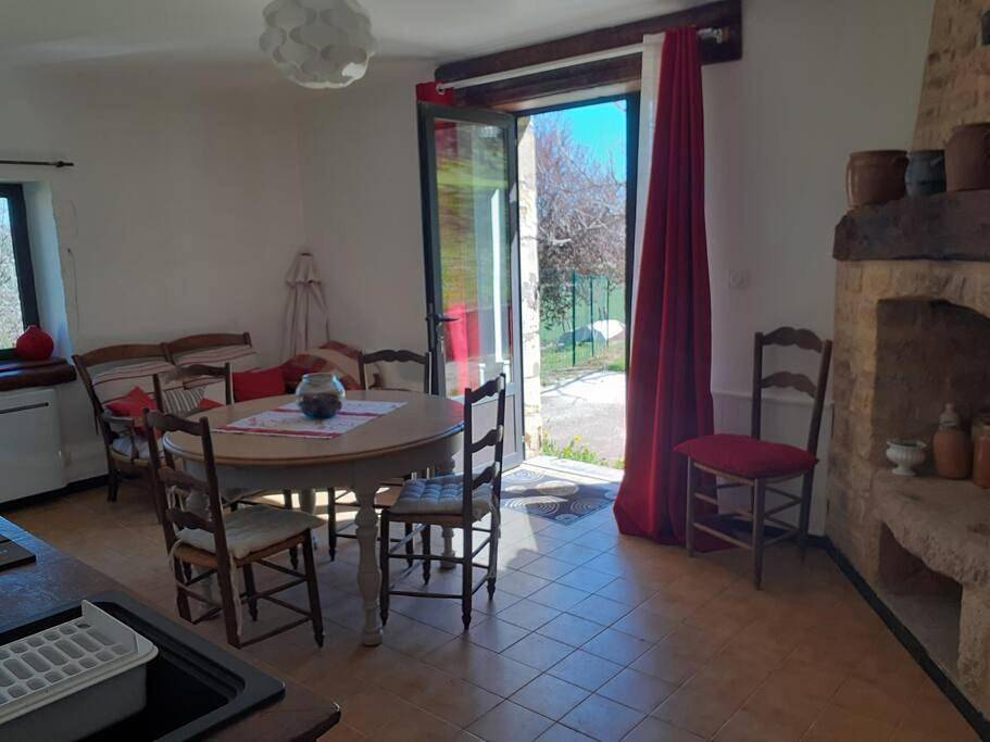 Appartement entier, Two-Bedroom Apartment in Le Buisson-de-Cadouin, Périgord Pourpre