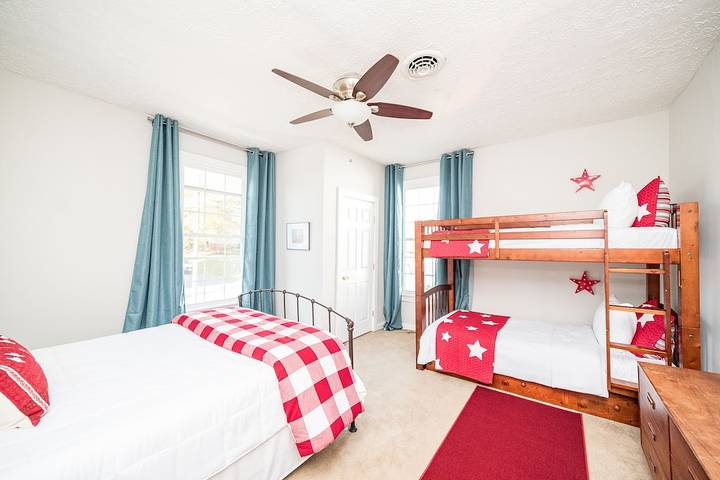 Vacation rental for 14 people, with yard, with pets in Lynchburg