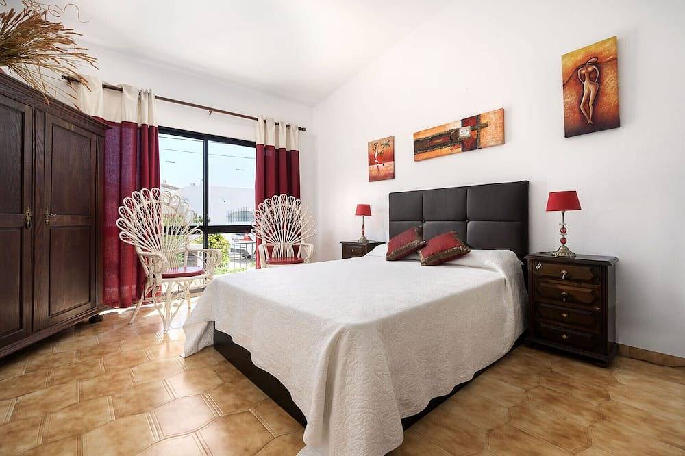 Stylish 3-Bed Villa in Carvoeiro with Heated Pool & Sunset Roof Terrace in Carvoeiro, Lagoa