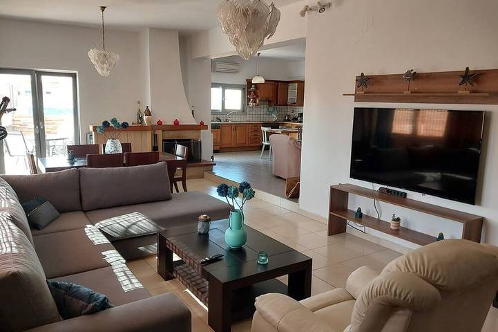 Ferienwohnung für 8 Personen, mit Balkon und Pool in Gerani