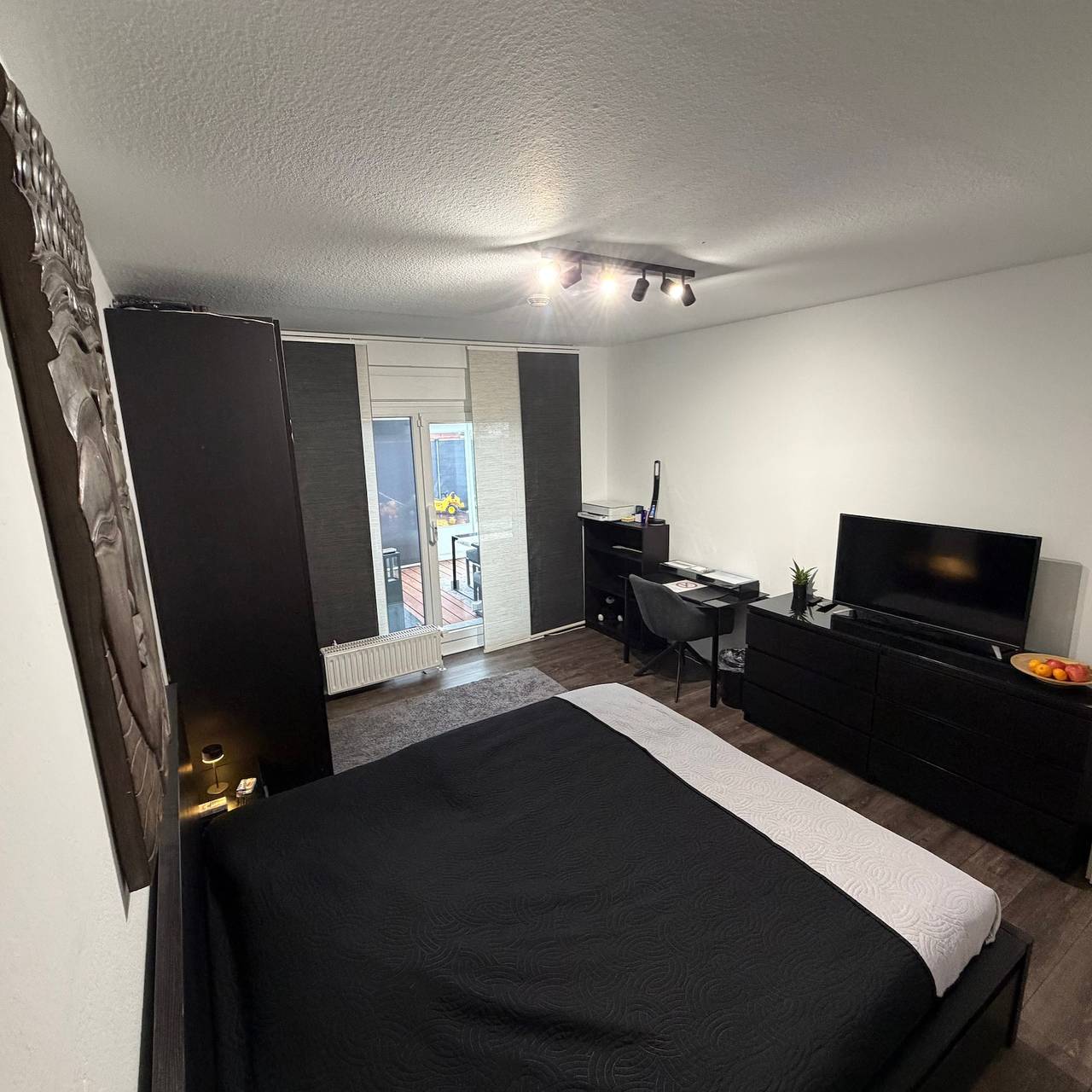 Double Room with Private Bathroom and Separate Entrance in Laatzen, Hanover Region