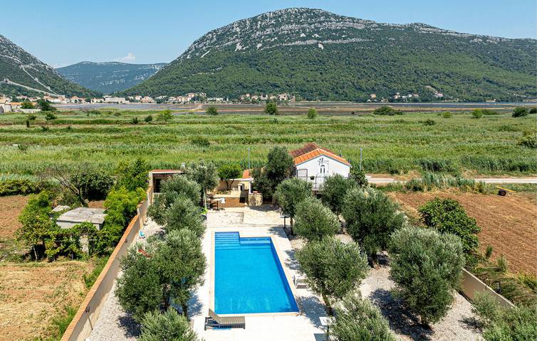 Charmantes Apartment, 1,5 km vom Strand entfernt: Gemütliches Apartment mit Pool und Terrasse in Ston, Dubrovnik-Neretva