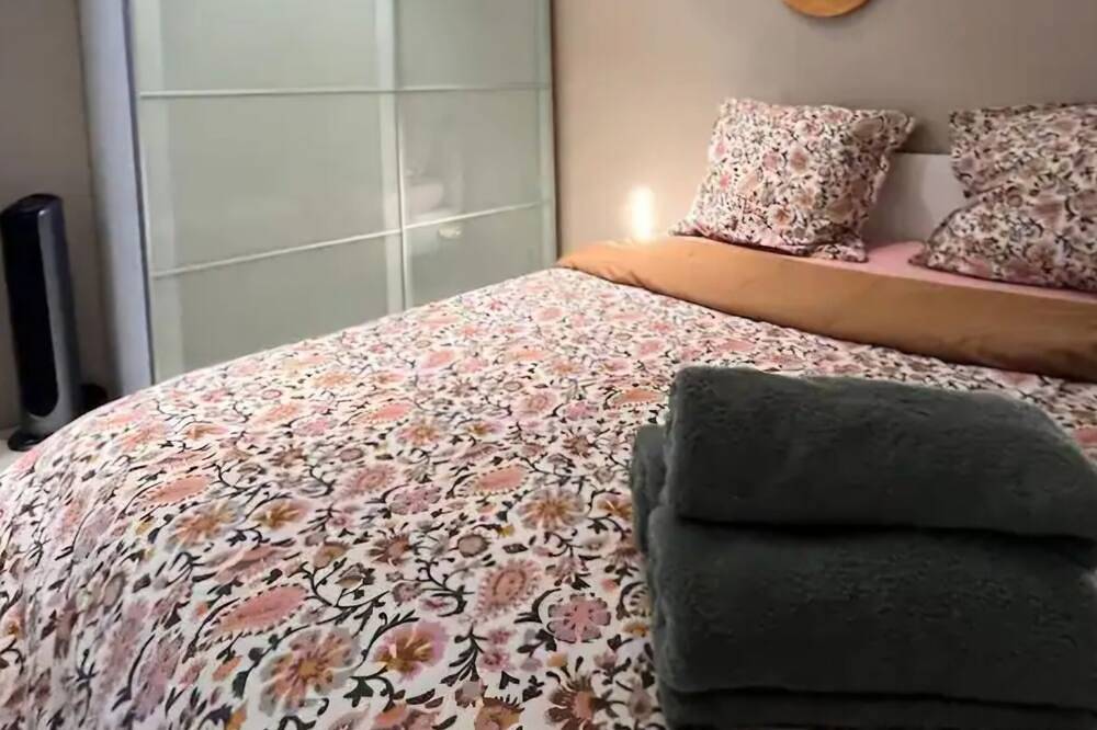 Apartamento entero, L'incontournable - spacious F2 - Near Paris/ Orly in Chilly-Mazarin, Essonne