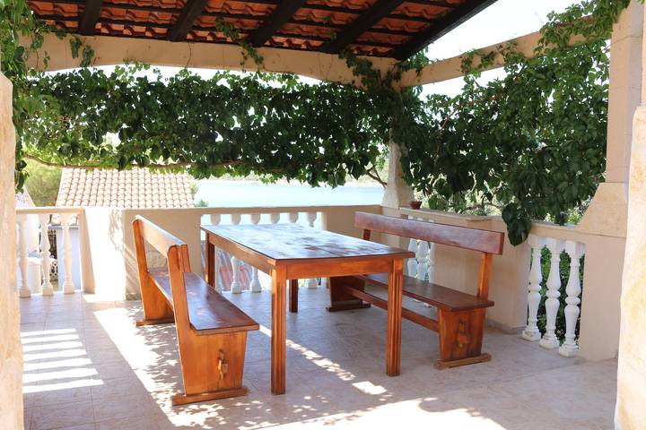 Ferienhaus für 6 Personen, mit Balkon/Terrasse und Pool auf Pasman