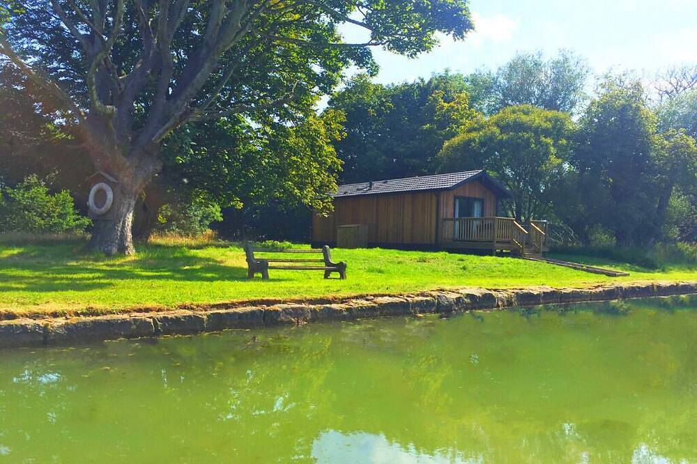 The Lodge by the Lake, Dunbar including hot tub in Edinburgh and Lothian