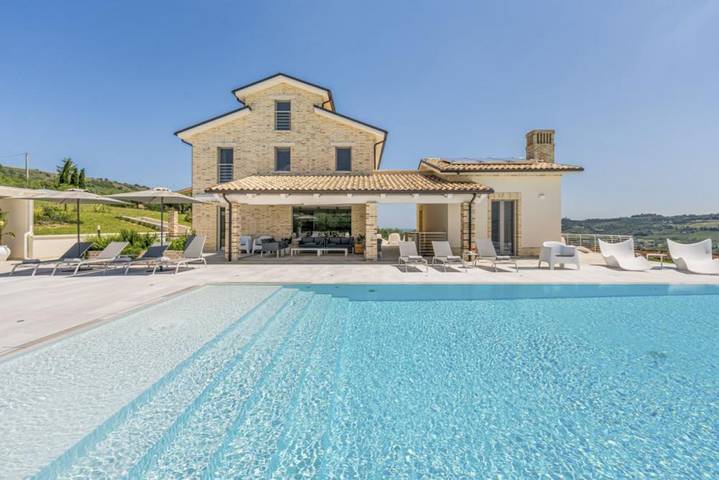 Ferienhaus für 14 Personen, mit Pool und Garten