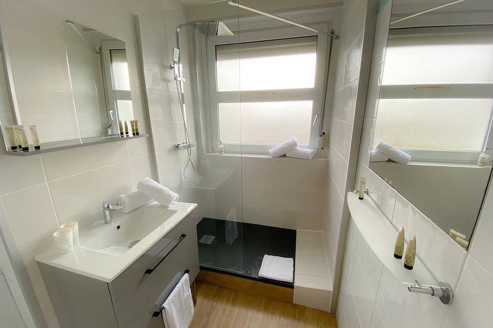Entire apartment, Apartment-Family-Ensuite-Le Welcome in Calais, Calais region