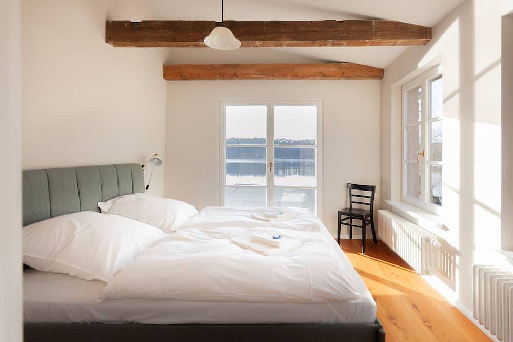 Ganze Wohnung, Straushaus - Wellness Hideaway direkt am Straussee mit Sauna, Tretboot & Kamin in Strausberg, Märkisch-Oderland