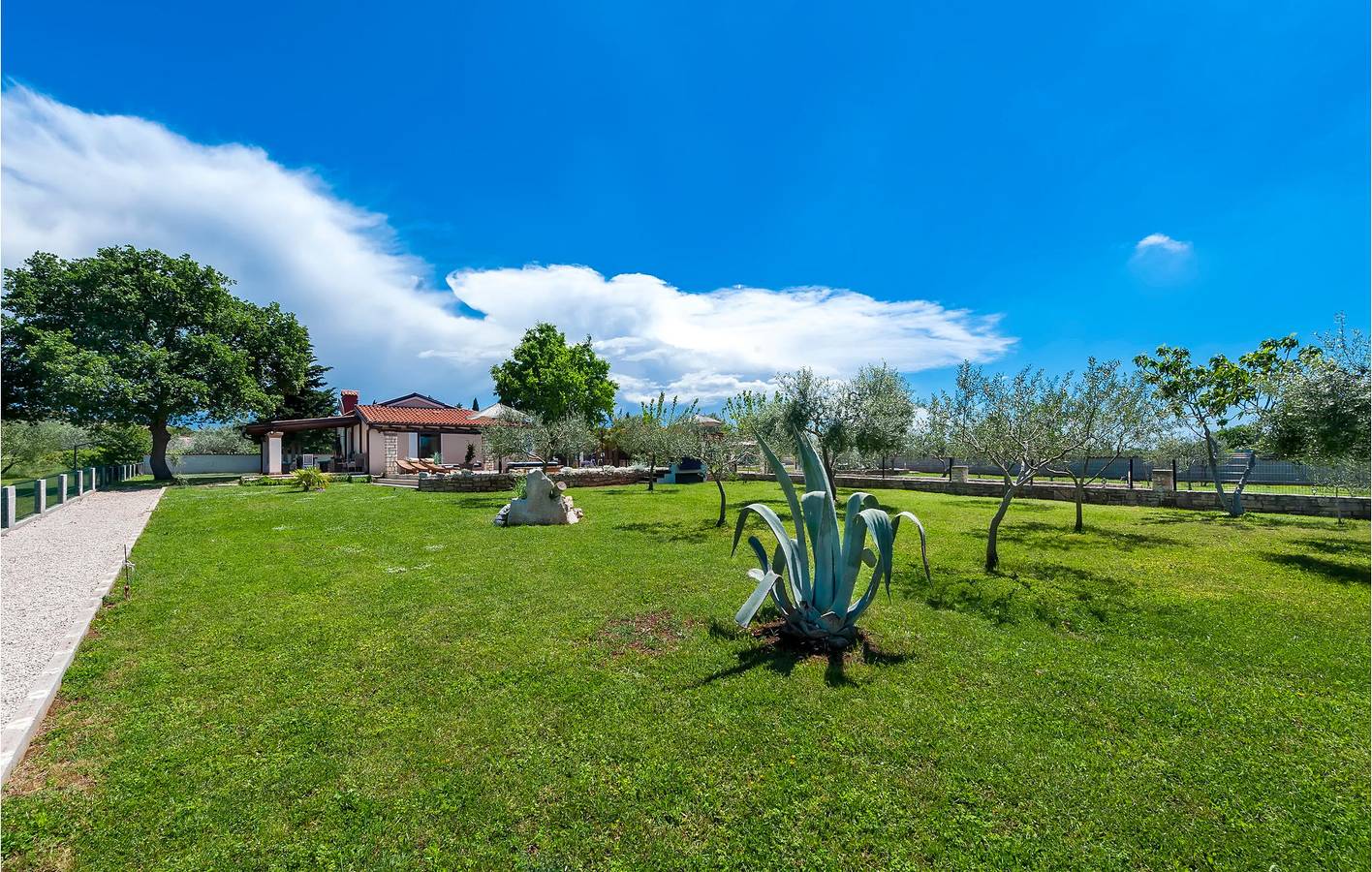 Charmante Unterkunft, 2 km vom Strand entfernt: Geräumige 90 m² große Wohnung mit Pool und Parkplatz in Rovinj, Rovinj und Umgebung