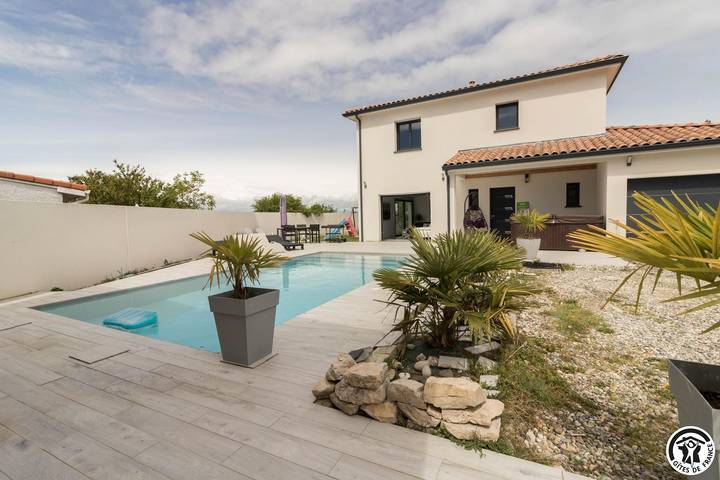 Gîte pour 6 personnes, avec Jacuzzi et Terrasse ainsi que Jardin et Piscine