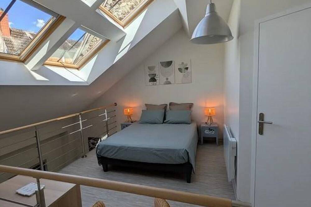 Ganze Wohnung, Renoviertes Studio mit Mezzanine im Herzen von Bourbon-l'Archambault in Bourbon-l'Archambault, Allier
